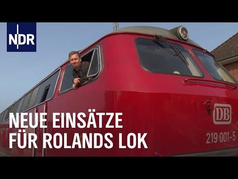 Foto einer roten Diesel Lokomotive mit der Lokführer welcher aus einem Fenster in die Kamera schaut. Dazu das Logo des NDR sowie der Titel: Neue Einsätze für Rolands Lok.